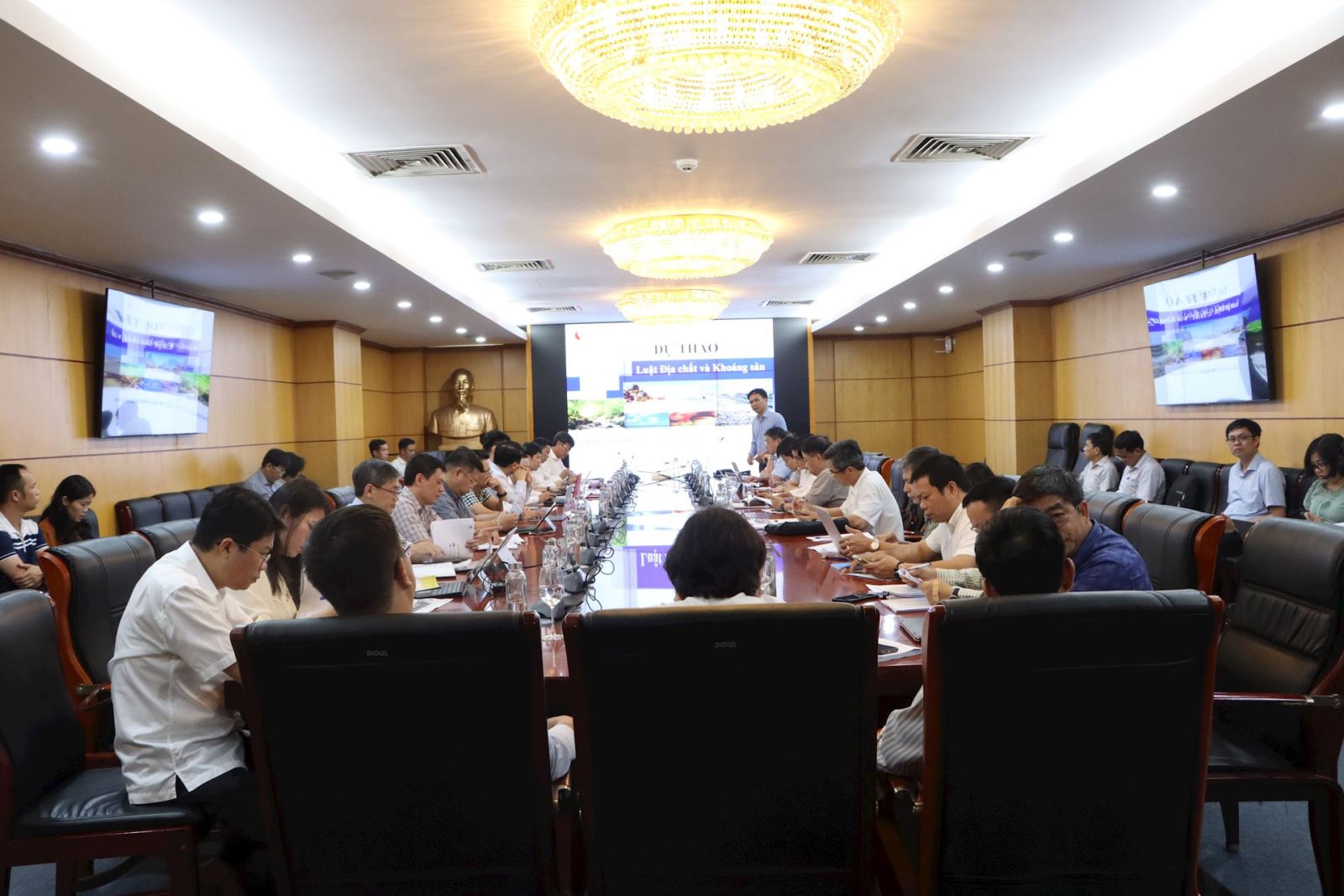 Họp Ban soạn thảo xây dựng Luật Địa chất và Khoáng sản