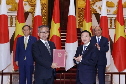 Bộ trưởng Trần Hồng Hà trao Thư chấp thuận tham gia “Sáng kiến quản lý vòng đời các chất Fluorocarbon” cho Đại sứ Đặc mệnh toàn quyền Nhật Bản tại Việt Nam