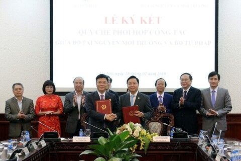 Bộ Tư pháp và Bộ Tài nguyên và Môi trường ký Quy chế phối hợp công tác